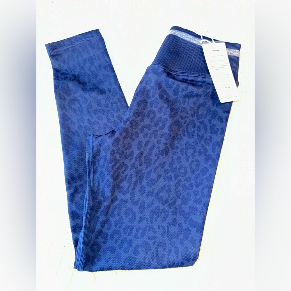 Avocado Yoga Leo Stripe V-Back Legging Maritime Blue Size Medium/Large New!